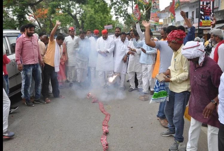 कैराना और नूरपुर की जीत पर पूरे पूर्वांचल में सपा ने मनाया जश्न