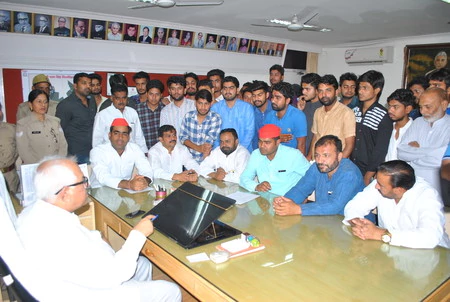 यूनिवर्सिटी के फैसले पर सपा छात्रसभा का कैंपस में प्रदर्शन यूनिवर्सिटी के फैसले पर सपा छात्रसभा का कैंपस में प्रदर्शन