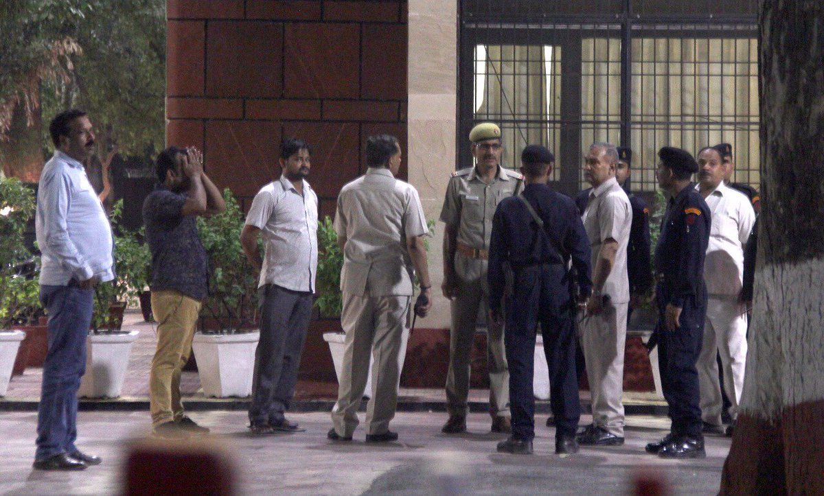 मुलायम ने खाली किया बंगला, रात बिताई लखनऊ के VVIP गेस्ट हाउस में मुलायम ने खाली किया बंगला, रात बिताई लखनऊ के VVIP गेस्ट हाउस में