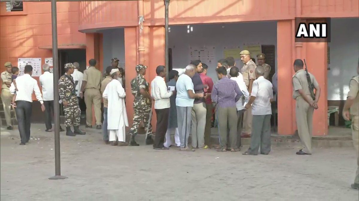 यूपी की 13 सीटों पर मतदान जारी, कई जगह EVM में खराबी की शिकायतें यूपी की 13 सीटों पर मतदान जारी, कई जगह EVM में खराबी की शिकायतें