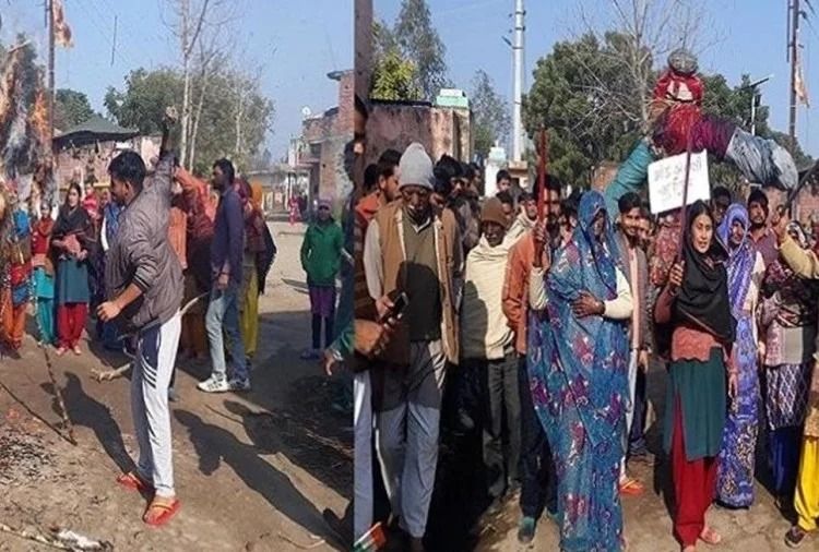 पद्मावत के विरोध में आत्मदाह की कोशिश, देवबंद में तलवारें लेकर निकली महिलाएं पद्मावत के विरोध में आत्मदाह की कोशिश, देवबंद में तलवारें लेकर निकली महिलाएं