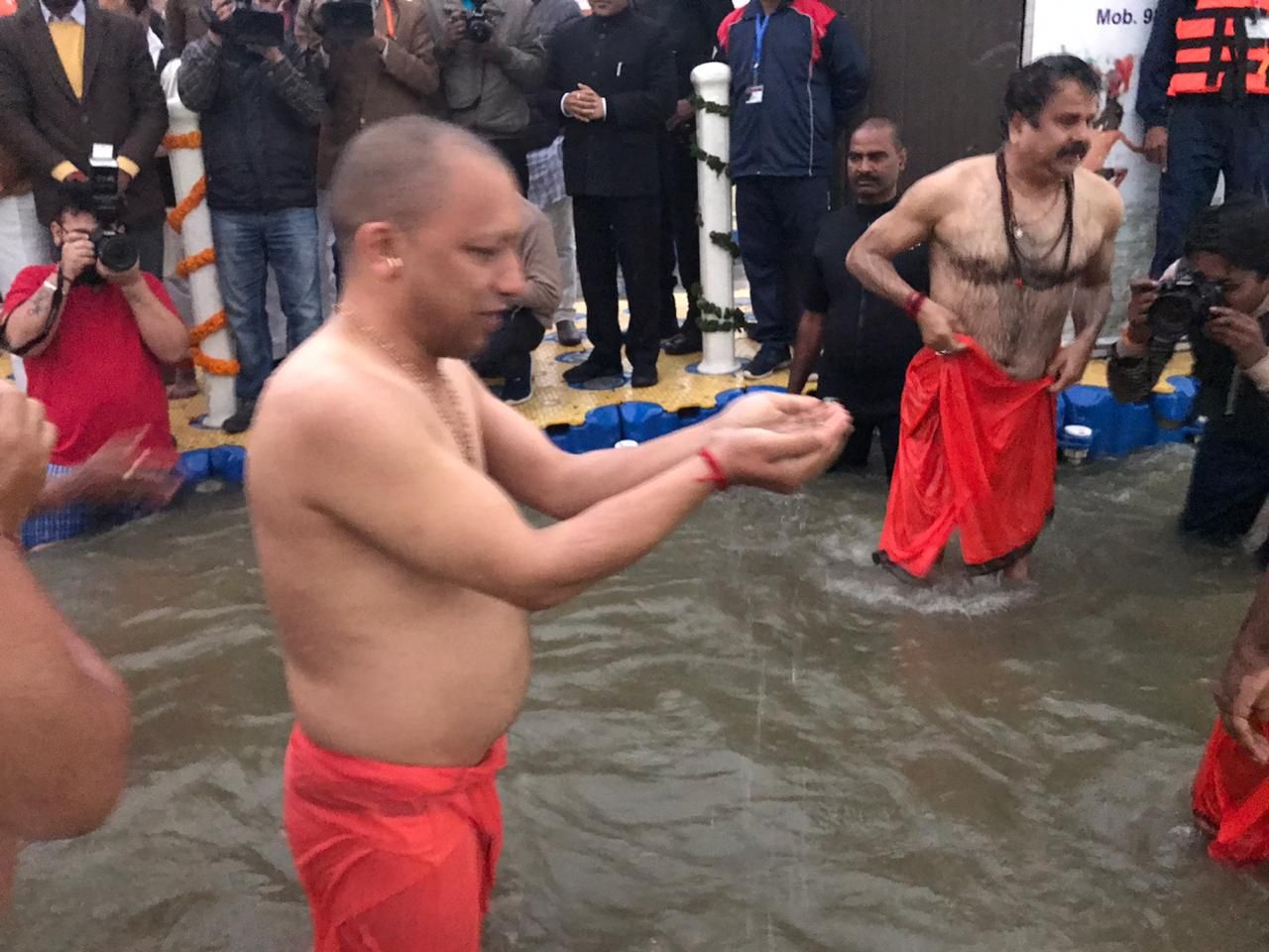 प्रयागराज- बसन्त पंचमी के शुभअवसर पर CM योगी ने संगम में लगाई डुबकी,की पूजा अर्चना..