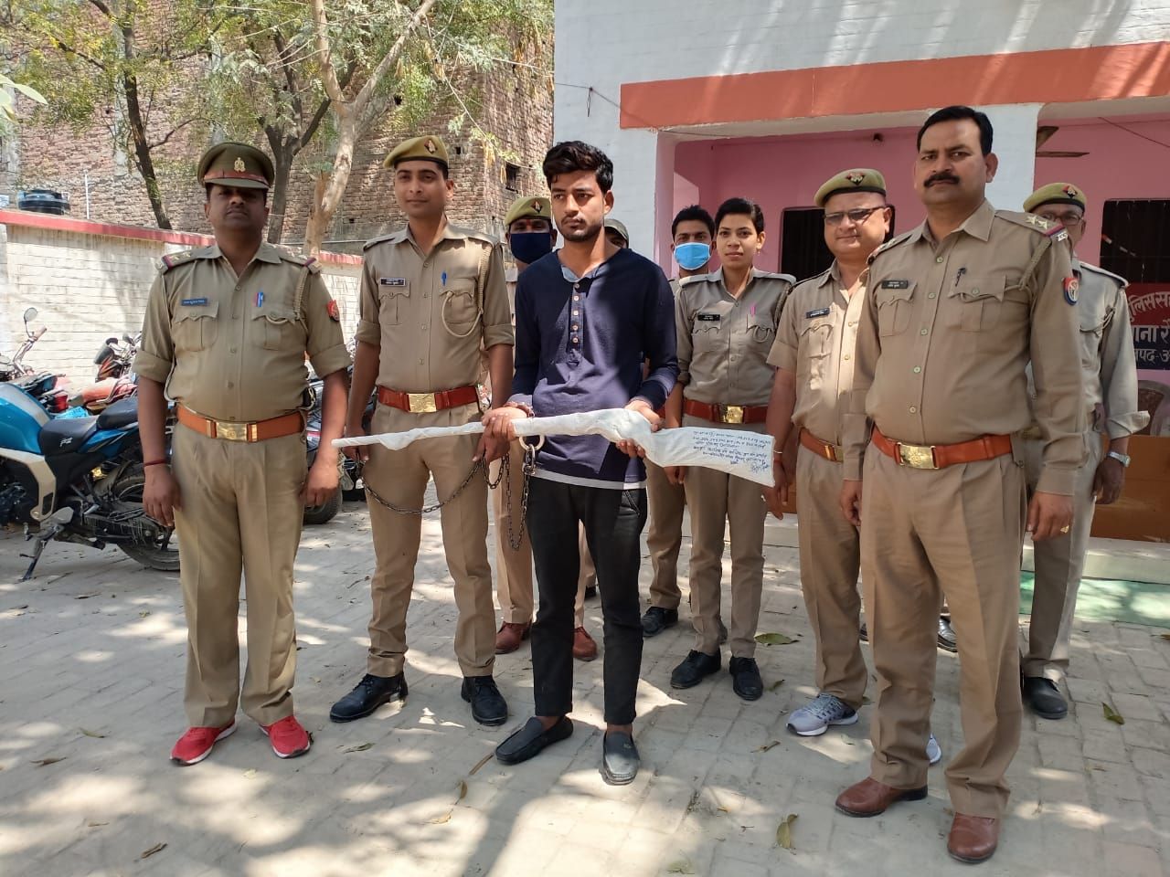 आजमगढ़- चांदपट्टी बाजार के पास स्विफ्ट गाडी से नाजायज बन्दूक के साथ गिरफ्तार आजमगढ़- चांदपट्टी बाजार के पास स्विफ्ट गाडी से नाजायज बन्दूक के साथ गिरफ्तार