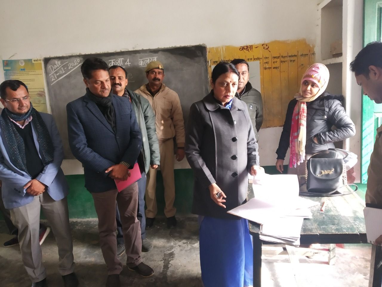 मण्डलायुक्त ने सम्पूर्ण समाधान दिवस पर समस्याओं को सुना, कुछ मामलों को निस्तारित किया