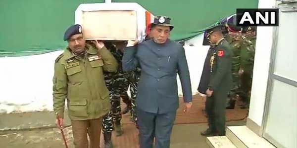 सीआरपीएफ के शहीद जवान के पार्थिव शरीर को गृह मंत्री राजनाथ सिंह ने दिया कंधा।