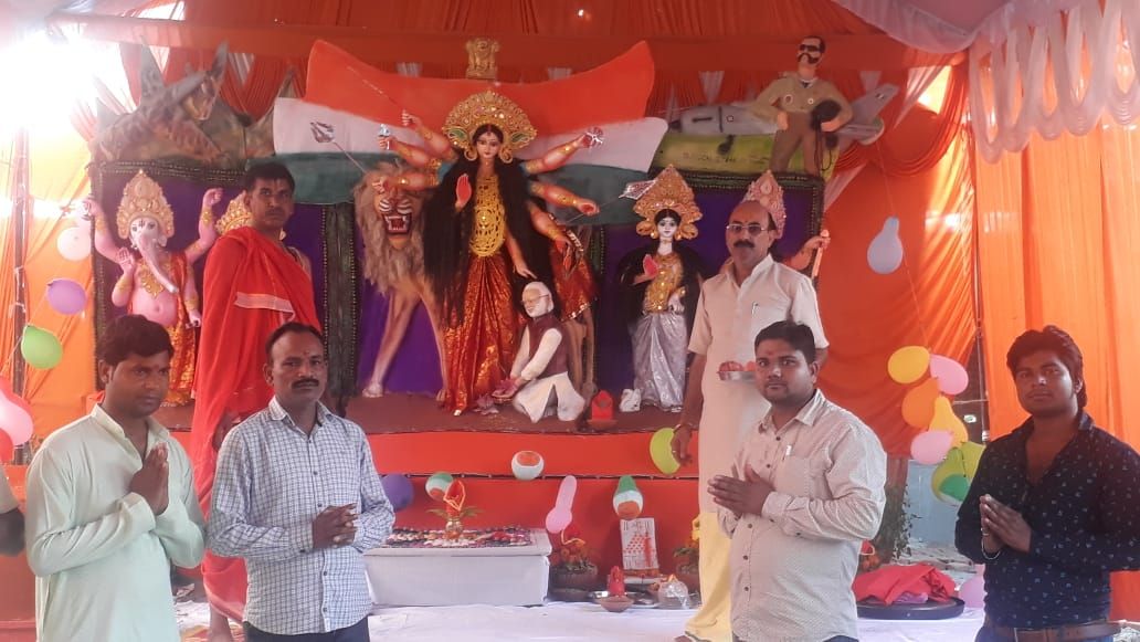 पीएम नरेंद्र मोदी की दुर्गा मां के चरणों में पुष्प अर्पित करने वाली मूर्ति बनी आकर्षण का केंद्र बिंदु पीएम नरेंद्र मोदी की दुर्गा मां के चरणों में पुष्प अर्पित करने वाली मूर्ति बनी आकर्षण का केंद्र बिंदु