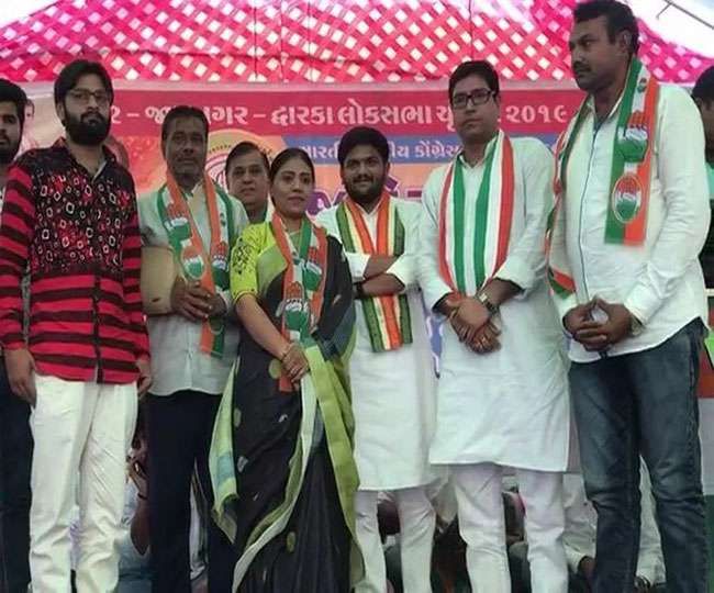 क्रिकेटर रविंद्र जडेजा के पिता और बहन कांग्रेस में शामिल