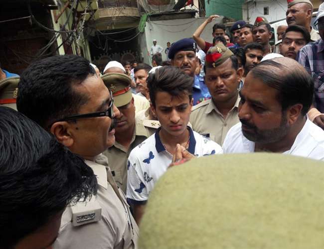 मेरठ में पूर्व मंत्री की चाबुक वाली बेटी की तलाश तेज मेरठ में पूर्व मंत्री की चाबुक वाली बेटी की तलाश तेज