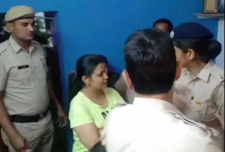 नवजोत सिंह सिद्धू पर चप्पल फेंकने वाली महिला पर सात दिन बाद केस दर्ज नवजोत सिंह सिद्धू पर चप्पल फेंकने वाली महिला पर सात दिन बाद केस दर्ज