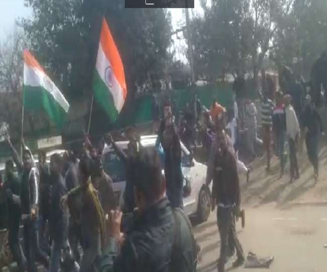 शाहीन बाग में बढ़ रहा तनाव, रास्ता खुलवाने के लिए बड़ी संख्या में पहुंच रहे लोग शाहीन बाग में बढ़ रहा तनाव, रास्ता खुलवाने के लिए बड़ी संख्या में पहुंच रहे लोग