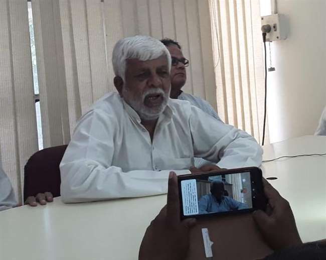 चुनाव में समाजवादी पार्टी की ओर से दो प्रत्‍याशियों को उतारने पर सियासी घमासान के बीच पार्टी में विरोध के स्‍वर