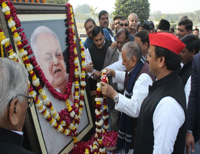 अखिलेश ने शिवपाल को मीडिया के माध्यम से जन्मदिन की बधाई दी