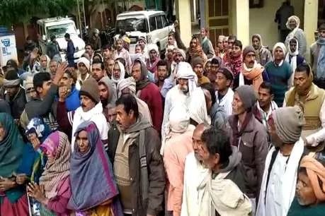 छुट्टा जानवर से परेशान किसानों ने कलेक्ट्रेट में किया प्रदर्शन, कमिश्नर से की मुलाकात