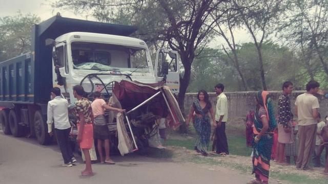 स्कूली बच्चों से भरा टैंपो डंपर से टकराया, 6 बच्चों समेत 8 की मौत स्कूली बच्चों से भरा टैंपो डंपर से टकराया, 6 बच्चों समेत 8 की मौत