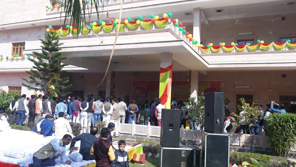 पार्टी कार्यालय में धूम धाम से मनाया जा रहा है शिवपाल सिंह यादव का जन्मदिन, कार्यालय मेंमुस्लिम धर्म गुरु ने कराई दुआ