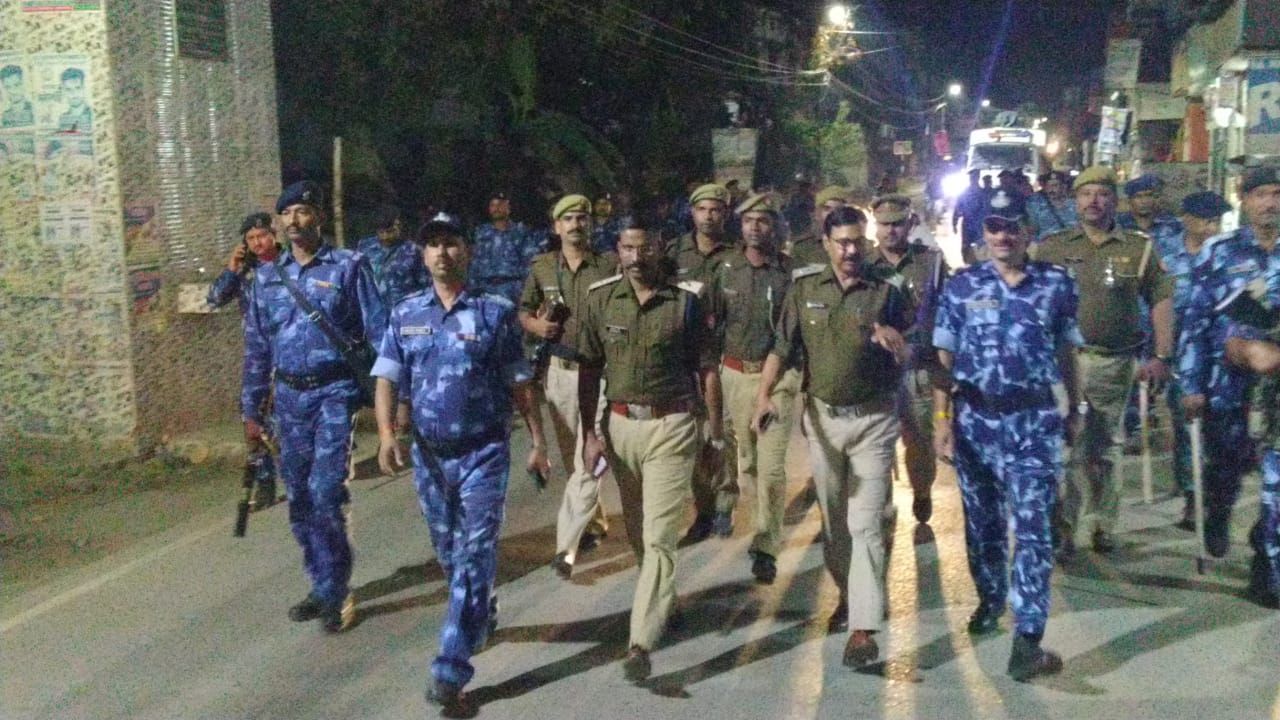 आजमगढ़ पुलिस व आरएएफ ने संयुक्त रूप से फ्लैग मार्च किया आजमगढ़ पुलिस व आरएएफ ने संयुक्त रूप से फ्लैग मार्च किया