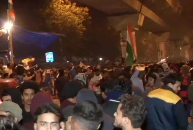 दो अज्ञात स्कूटी सवारों ने जामिया में फिर की देर रात फायरिंग