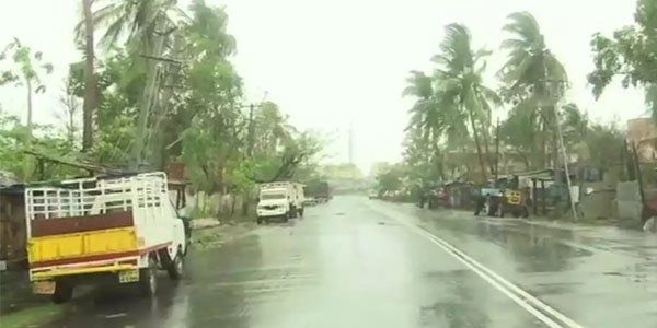 बंगाल की खाड़ी में उठा तूफान फोनी प्रचंड रूप लेकर ओडिशा के तट पर पहुंच गया है। सुबह करीब आठ बजे यह तूफान ओडिशा के पुरी तट से टकराया। ओडिशा में इस समय तेज बारिश हो रही है।