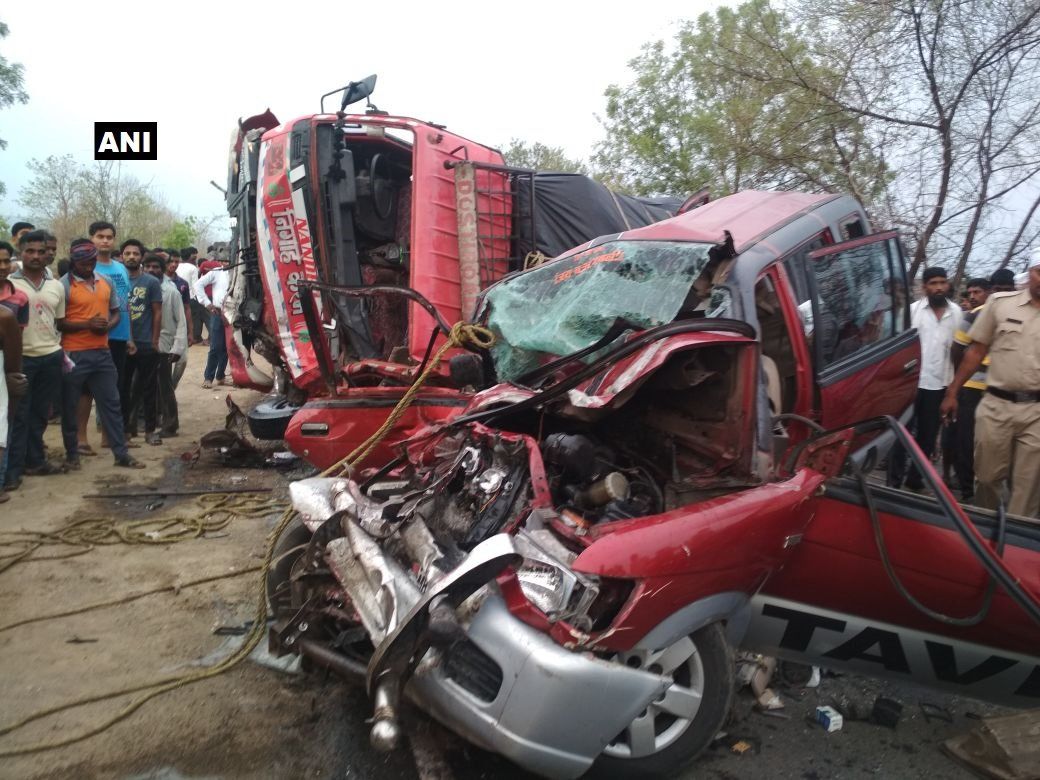 महाराष्ट्र: आज सुबह  एक कार और एक ट्रक के बीच टकराव में 10 लोग मारे गए, 3 घायल हो गए। पुलिस मौके पर मौजूद है।  यवतमाल के अरनी के पास की घटना