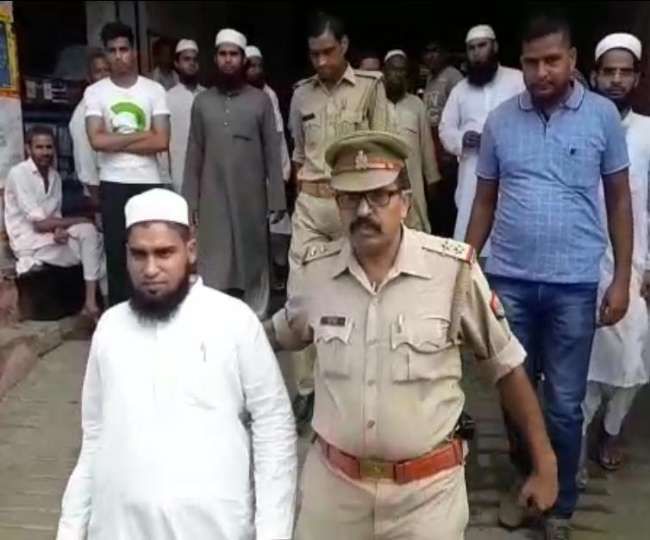 जिन्न उतारने के बहाने मौलाना ने महिला हेड कांस्टेबल के साथ की गंदी हरकत जिन्न उतारने के बहाने मौलाना ने महिला हेड कांस्टेबल के साथ की गंदी हरकत