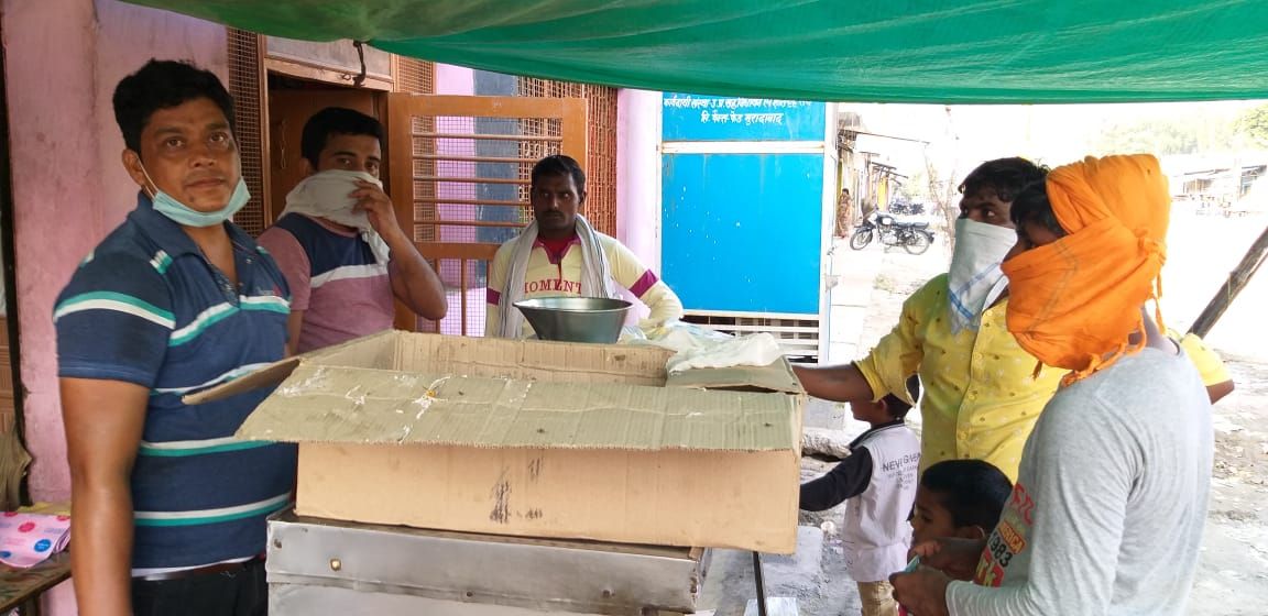 रक्षाबंधन के अवसर पर राखी और मिठाई की दुकानों पर नजर आई भीड़ रक्षाबंधन के अवसर पर राखी और मिठाई की दुकानों पर नजर आई भीड़