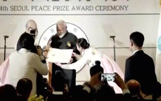 दक्षिण कोरिया: प्रधानमंत्री नरेंद्र मोदी को मिला सियोल शांति पुरस्कार