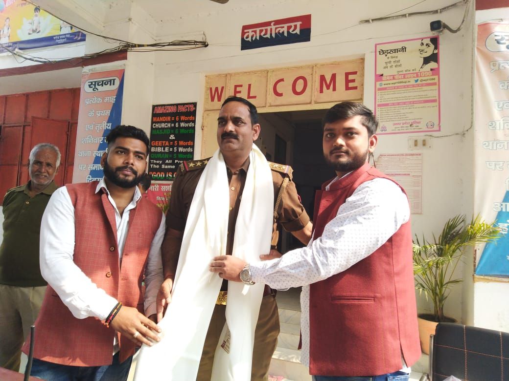 कोतवाल को लोगों ने फूल-माला पहना और साल भेंट कर सम्मानित किया