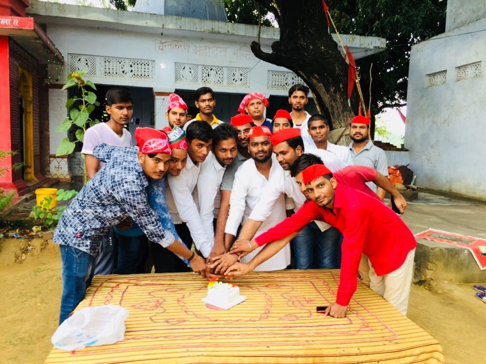 युवा सपाइयों ने महादेव बाबा धाम में अखिलेश यादव का केक काट कर जन्मदिन मनाया
