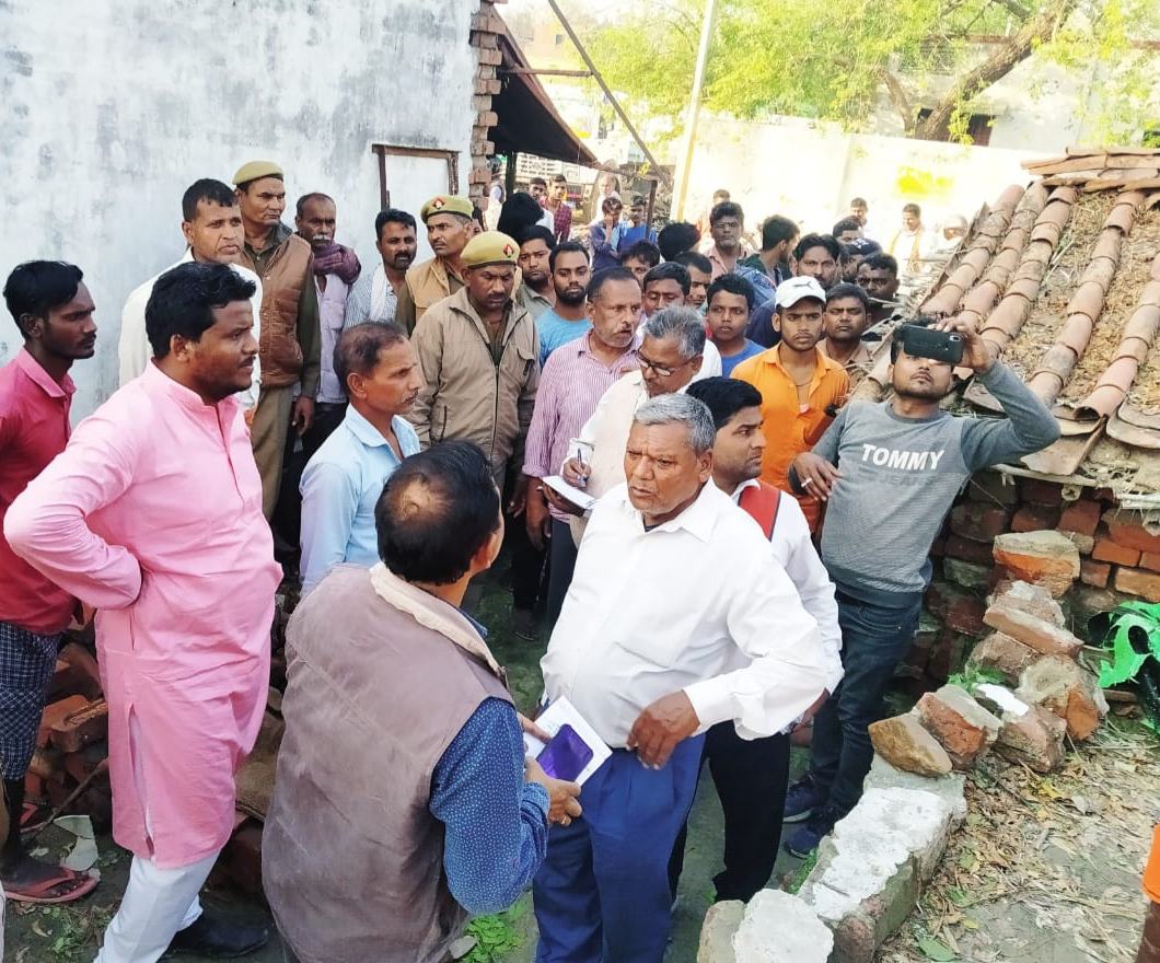 दूसरे दिन भी अधिकारी पहुचे गांव, बचाव व राहत कार्य मे लगे ग्रामीण। दूसरे दिन भी अधिकारी पहुचे गांव, बचाव व राहत कार्य मे लगे ग्रामीण।