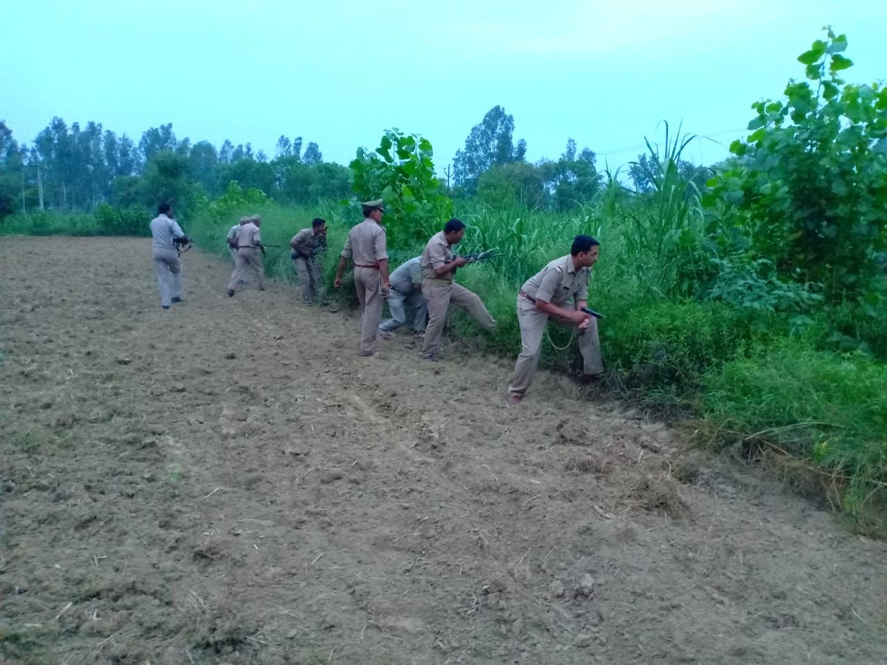 पुलिस और बदमाशों में जबरदस्त मुठभेड़ एक बदमाश को लगी गोली पुलिस और बदमाशों में जबरदस्त मुठभेड़ एक बदमाश को लगी गोली