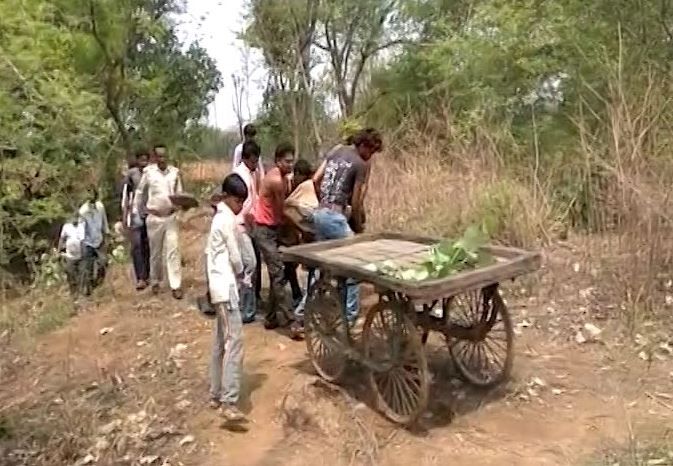 MP में दो और किसानों ने की खुदकुशी, ठेले पर ले जाना पड़ा शव MP में दो और किसानों ने की खुदकुशी, ठेले पर ले जाना पड़ा शव