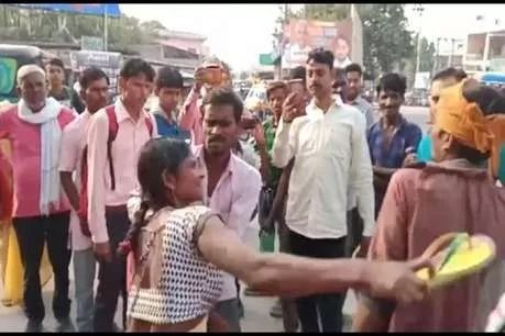 भौजी ने की देवर की चप्पल से पिटाई, बचाने आए पति की भी हुई धुनाई भौजी ने की देवर की चप्पल से पिटाई, बचाने आए पति की भी हुई धुनाई