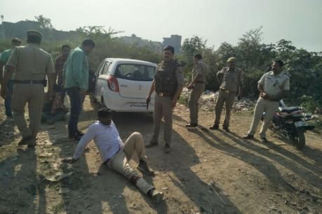 कार लूटकर भाग रहे 2 बदमाशों की पुलिस से मुठभेड़, एक को लगी गोली कार लूटकर भाग रहे 2 बदमाशों की पुलिस से मुठभेड़, एक को लगी गोली