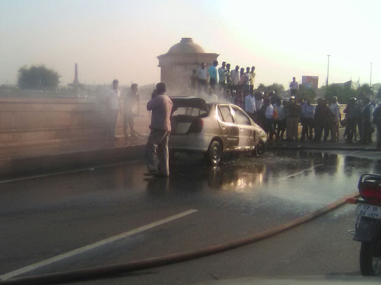 लखनऊ: समतामूलक चौराहे पर चलती कार में अचानक लगी आग, सूचना पर दमकल की गाड़ी मौके पर।