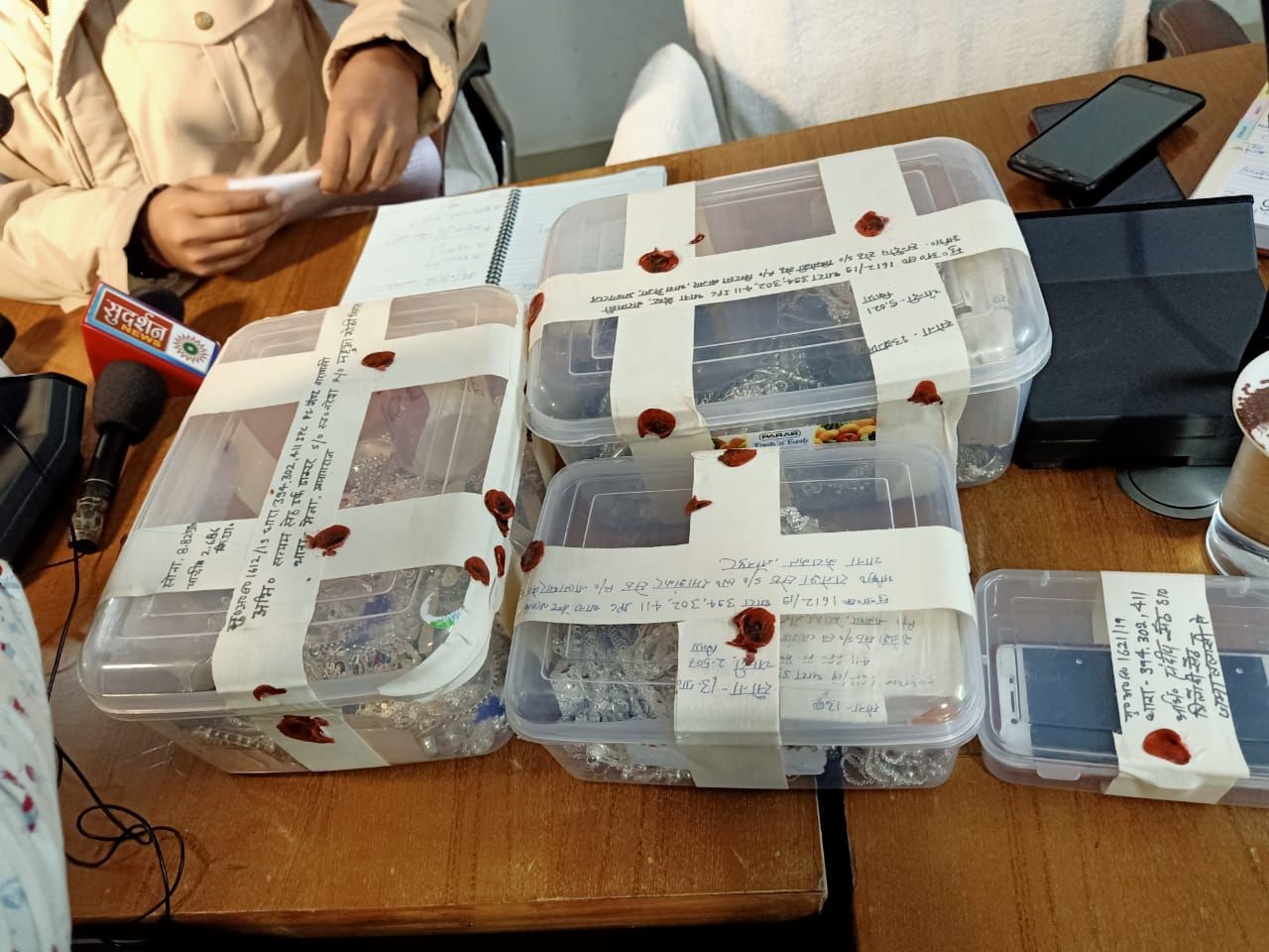 वाराणसी : आरती ज्वलेर्स में लूट और हत्या का खुलासा, तीन गिरफ्तार वाराणसी : आरती ज्वलेर्स में लूट और हत्या का खुलासा, तीन गिरफ्तार