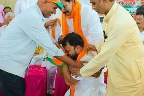 सब्जी बेचने वाले पिता को देख फूट-फूटकर रोने लगा BJP प्रत्याशी सब्जी बेचने वाले पिता को देख फूट-फूटकर रोने लगा BJP प्रत्याशी