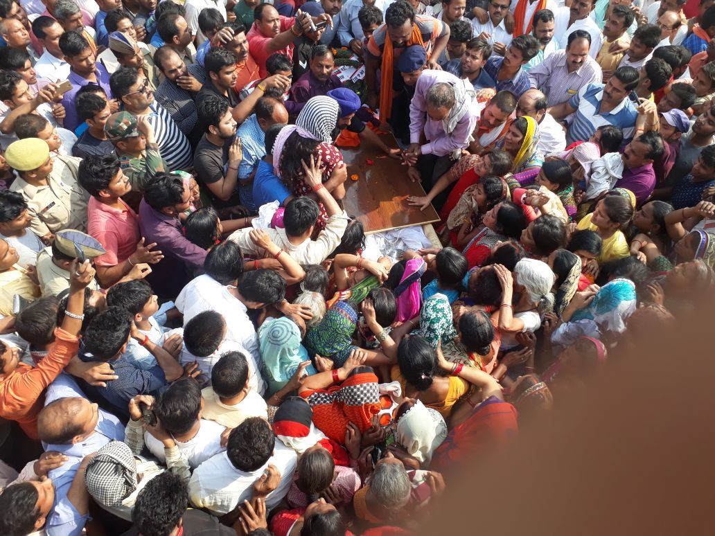 सुल्तानपुर-प्रभारी मंत्री जय प्रताप सिंह पहुंचे शहीद नीलेश सिंह के घर, डीएम एसपी भी साथ पहुंचे। मंत्री के कहने पर दाह संस्कार करने को हुये राजी। मंत्री जय प्रताप से सौंपा 25 लाख का चेक।