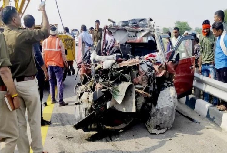 एक्सप्रेसवे पर भीषण हादसा, कार सवार तीन लोगों की मौत, दो घायल एक्सप्रेसवे पर भीषण हादसा, कार सवार तीन लोगों की मौत, दो घायल