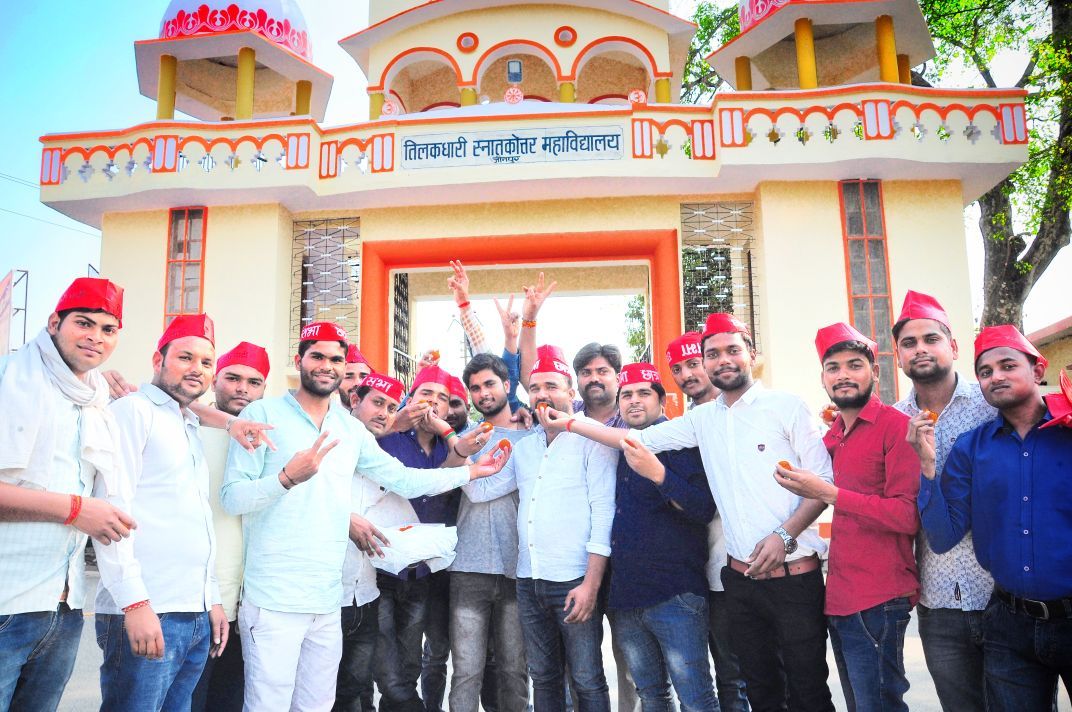 उपचुनाव जीत पर सपा छात्र सभा ने मनाया जश्न