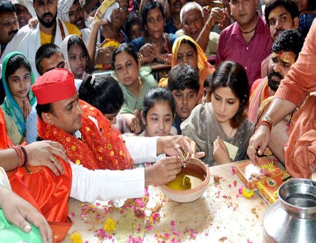 पत्नी डिंपल और मां साधना के साथ मथुरा पहुंचे सपा मुखिया अखिलेश यादव