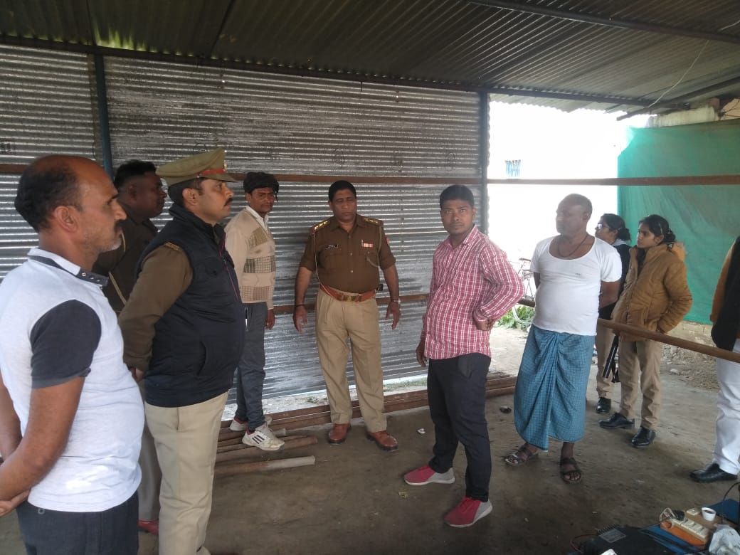 वाराणसी। कोतवाली प्रभारी मिर्जामुराद सुनीलदत्त दूबे ने  जीटी रोड गुड़िया बार्डर पर पुलिस चौकी निर्माण कार्य का निरिक्षण किया । शीघ्र निर्माण कार्य के लिए विभाग को आवश्यक दिशा निर्देश दिए