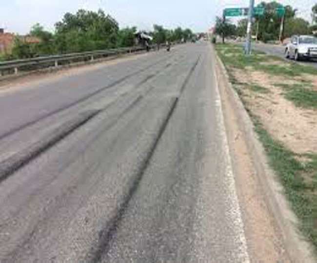 कानपुर गंगा पुल से लेकर अमौसी एयरपोर्ट तक 1000 जगहों पर खतरनाक गड्ढे,सड़क निर्माण में खराब गुणवत्ता का नतीजा इस बार की बारिश में सामने आ गया और करोड़ों की टोल वसूली