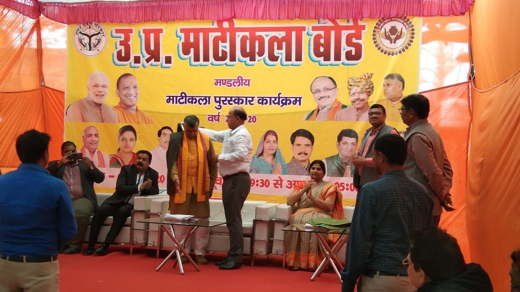 माटीकला का किया गया प्रदर्शन कलाकार हुए सम्मानित
