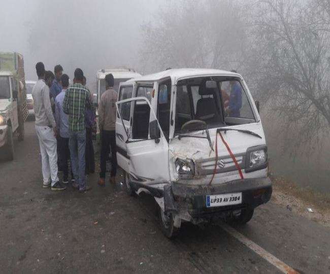 अमेठी में कोहरे के कारण स्कूल वैन और जीप में टक्कर