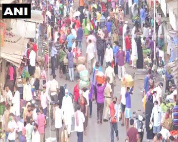मुंबई: बायकुल्ला सब्जी मंडी में आज सुबह भी लोगों की भीड़ दिखी। कोरोना वायरस को देखते हुए सरकार लगातार लोगों से अपने घरों में रहने और सामाजिक दूरी बनाने की अपील कर रही है।