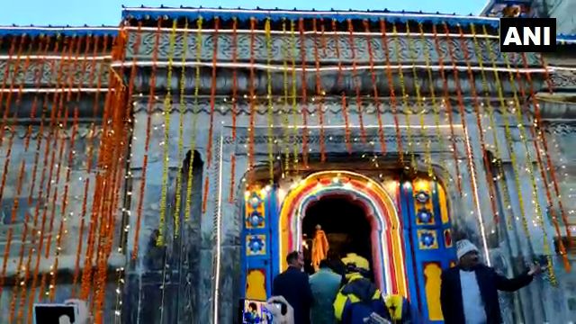 उत्तराखंड: केदारनाथ मंदिर के पट छह महीने की अवधि के बाद तीर्थयात्रियों के लिए खुले ।