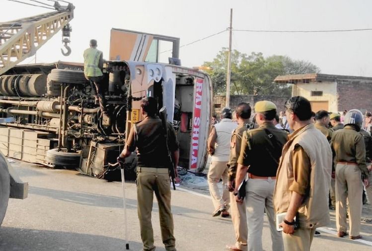 प्रयागराज-वाराणसी हाइवे पर पलटी टूरिस्ट बस, 20 यात्री घायल