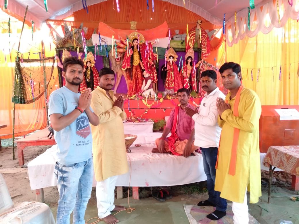 पुरोहित समाज के अध्यक्ष दिनेश पांडेय ने किया मां दुर्गा का दर्शन पूजन