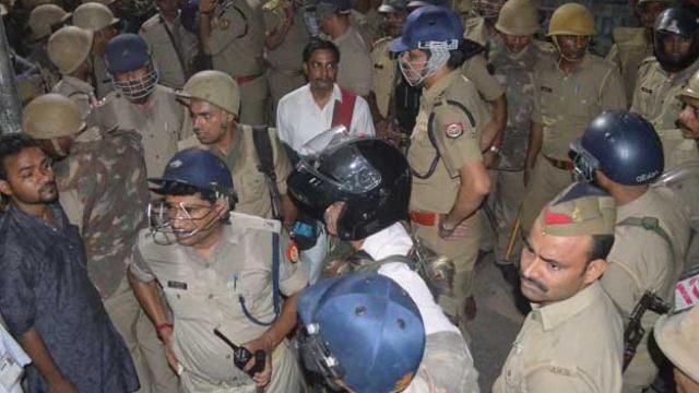 वाराणसी में गाय बांधने को लेकर उपद्रव, पथराव-आगजनी वाराणसी में गाय बांधने को लेकर उपद्रव, पथराव-आगजनी