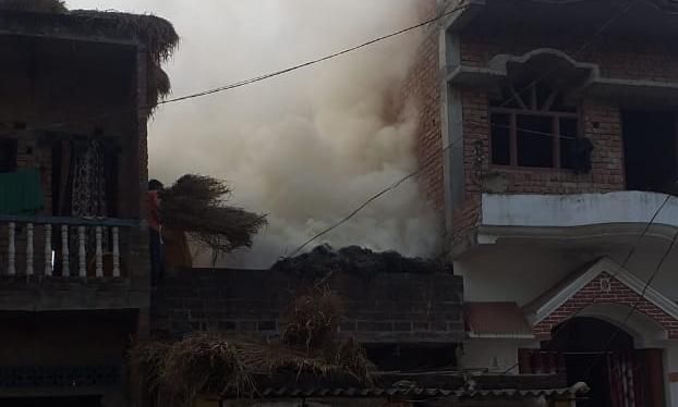 मकान के छत पर रखे पुआल में आग लगने से हजारों का नुकसान मकान के छत पर रखे पुआल में आग लगने से हजारों का नुकसान